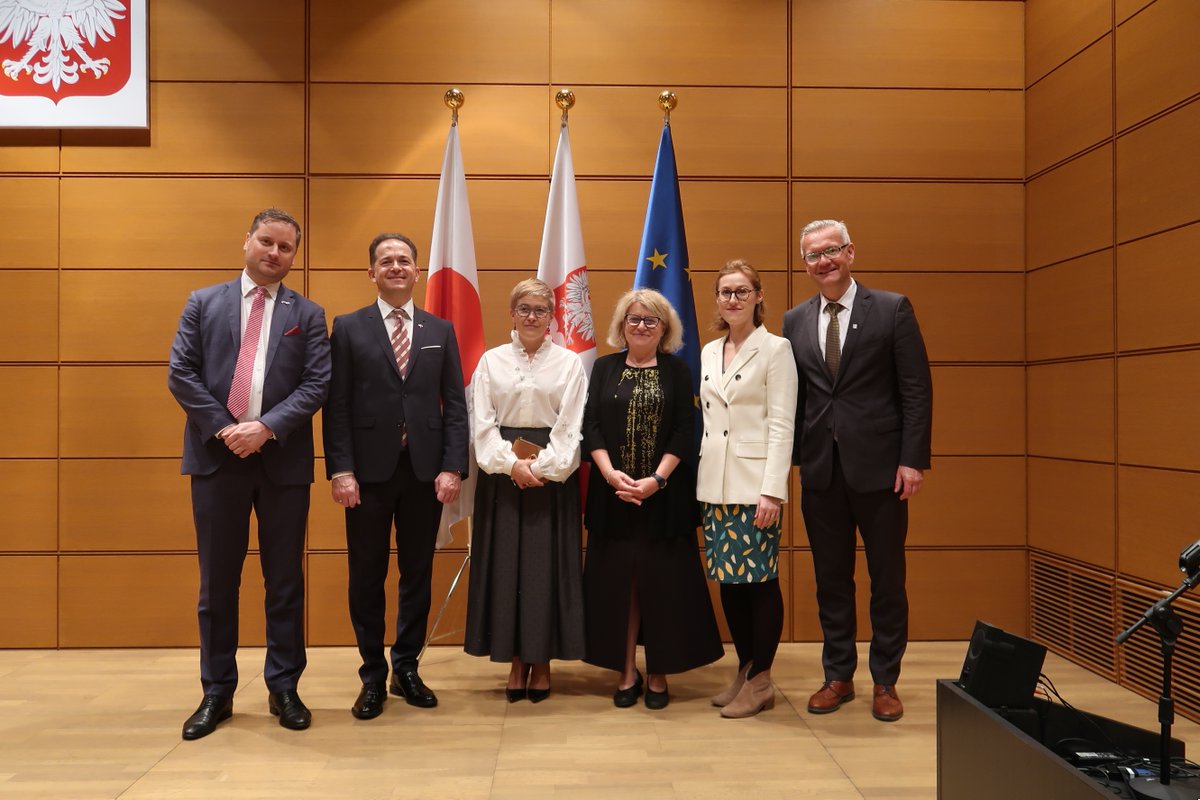 NAWA Polish National Agency for Academic Exchange (@nawapoland) on Twitter photo 🗾 Zapraszamy na kolejną relację z Japonii!
Wczoraj odbyło się spotkanie w <a href="/PLinTokyo/">駐日ポーランド共和国大使館</a> umożliwiające dyskusję i networking pomiędzy przedstawicielami polskich i japońskich uczelni oraz podobnych do NAWA japońskich agencji rządowych: <a href="/jica_direct_en/">JICA - Japan International Cooperation Agency</a>, <a href="/jsps_sns/">JSPS 独立行政法人日本学術振興会(学振)</a>. 🇵🇱 🇯🇵
Gości 🗾 Zapraszamy na kolejną relację z Japonii!
Wczoraj odbyło się spotkanie w <a href="/PLinTokyo/">駐日ポーランド共和国大使館</a> umożliwiające dyskusję i networking pomiędzy przedstawicielami polskich i japońskich uczelni oraz podobnych do NAWA japońskich agencji rządowych: <a href="/jica_direct_en/">JICA - Japan International Cooperation Agency</a>, <a href="/jsps_sns/">JSPS 独立行政法人日本学術振興会(学振)</a>. 🇵🇱 🇯🇵
Gości