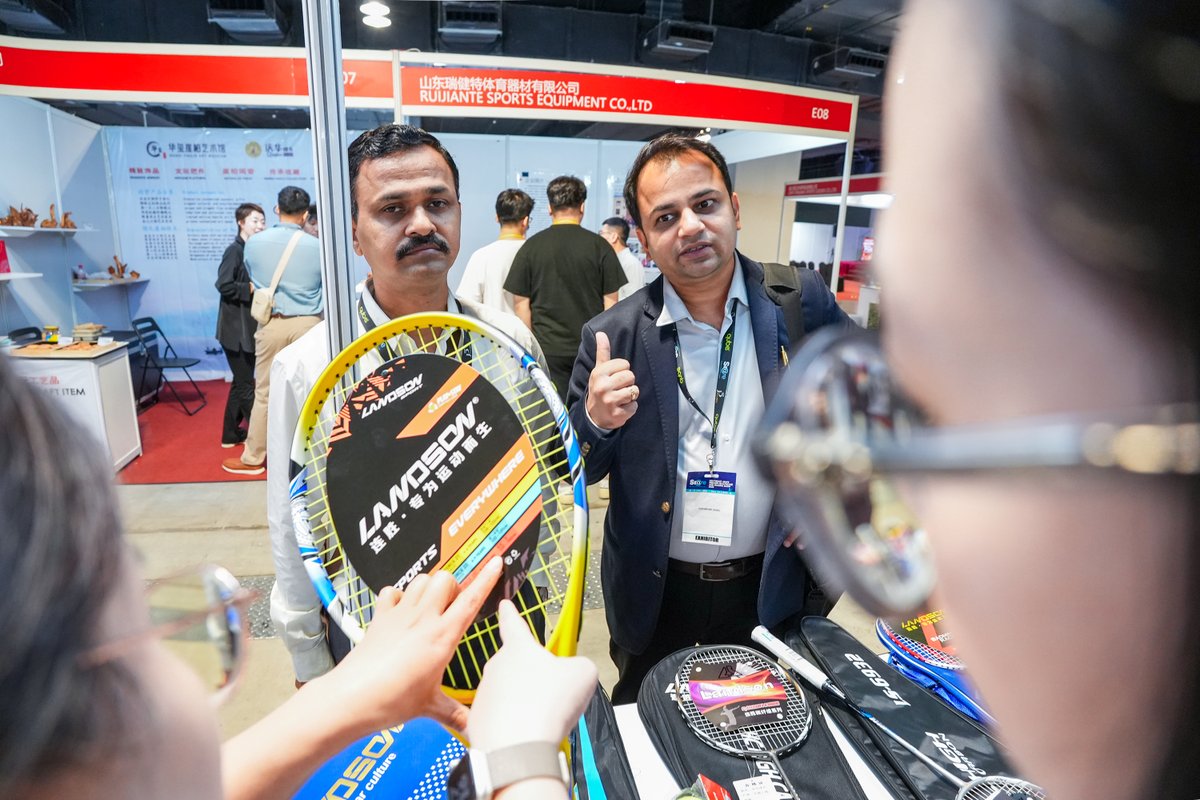 LinyiOfficial's tweet image. 🤩The atmosphere at the 2025 #Malaysia China #Linyi Commodity Exhibition is truly vibrant! 

🛒🌻International buyers are exploring the diverse range of Linyi products on display. #GlobalSourcing