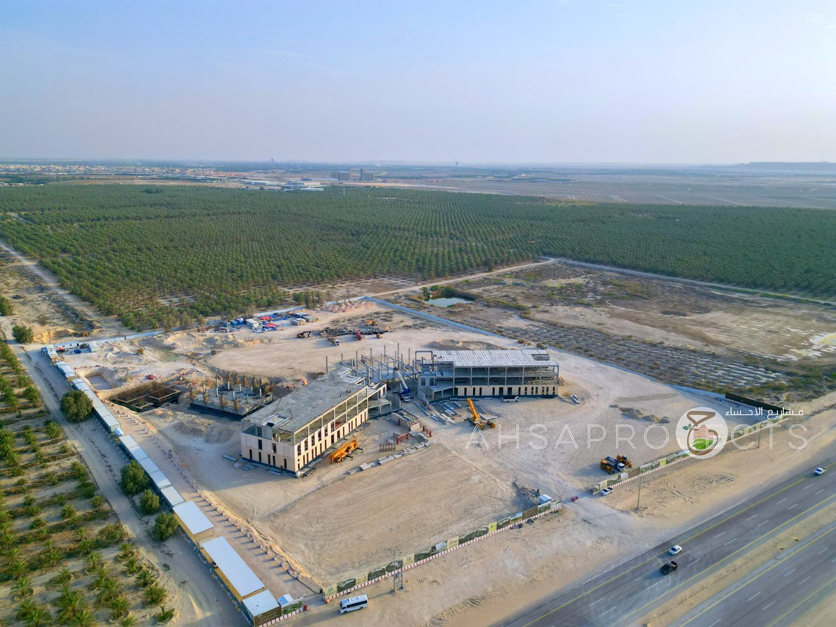 AhsaProjects's tweet photo. #تحديث |

آخر مستجدات مشروع إنشاء مستشفى الشيخ عبد الله بن سعد الراشد للتأهيل الطبي، لوالديه سعد بن عبد الرحمن الراشد وفاطمة بنت إبراهيم الراشد

والذي يقام على نفقة الشيخ عبد الله بن سعد الراشد بتكلفة إجمالية قدرها 200 مليون ريال ضمن برنامج المشاركة المجتمعية وبالتعاون مع تجمع الأحساء الصحية

يمتد المشروع على مساحة 100,000 متر مربع ومن المتوقع أن يستوعب 200 سرير

يُعد هذا المشروع أحد أبرز  مبادرات القطاع الصحي في المنطقة حيث يضم أقساماً متخصصة في:

• العلاج الطبيعي
• العلاج الوظيفي
• اضطرابات التواصل
• الاطراف الصناعية
• الأجهزة التعويضية
• تأهيل ضعاف البصر

ويهدف المستشفى إلى تقديم خدمات تأهيلية متكاملة تسهم في رفع جودة الحياة وتحسين مستوى الرعاية الصحية المتخصصة في محافظة الأحساء

📍الجرن - على طريق الدائري الشمالي في اتجاه مدينة العمران 

#الاحساء #مشاريع_الاحساء