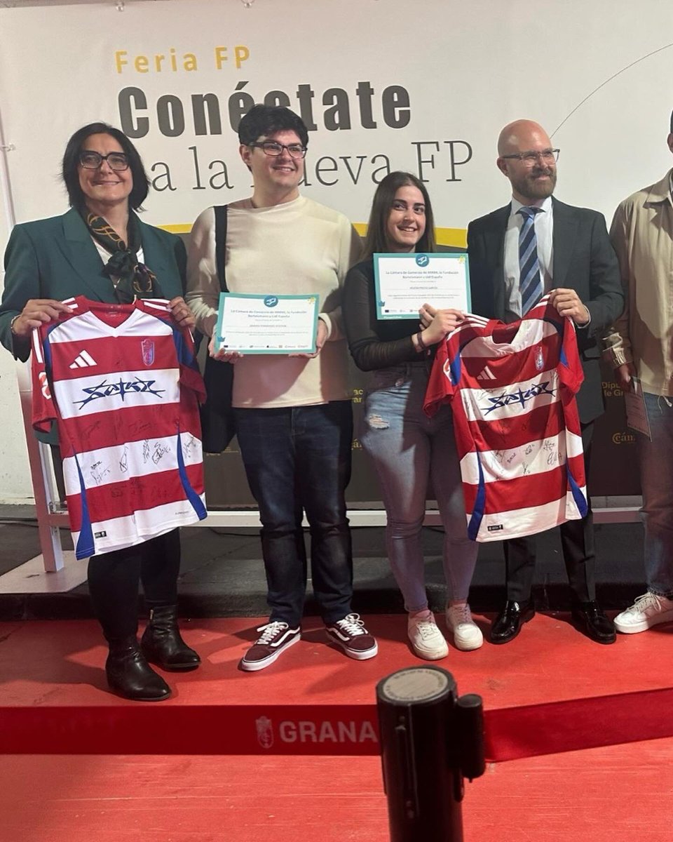 Baltasar Larios, alumno de 2º de Administración y Finanzas (FP Dual Intensiva), recibe su diploma como Embajador de FP Dual en la feria “Conéctate a la nueva FP”.