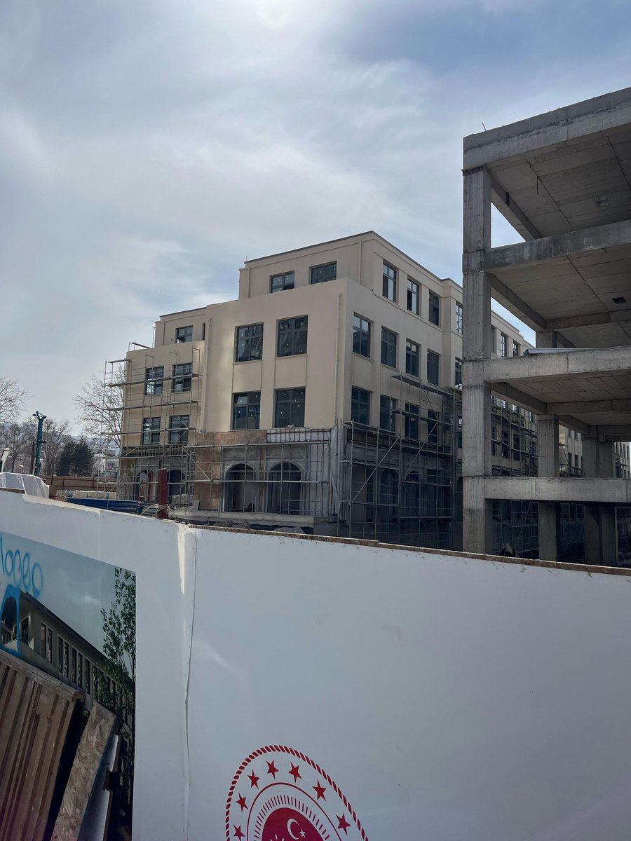 27 ay oldu hala dükkanlar teslim edilemedi.Sürekli teslim tarihi değişiyor dış cephe yapılıyor,daha sonra eskisini söküp bir daha yenileniyor zaten daire yapar gibi içinde ince işlikte gerektirmiyor.Buna rağmen hala teslim edilmedi dükkan sahipler çok mağdur durumda #malatyaçarsı