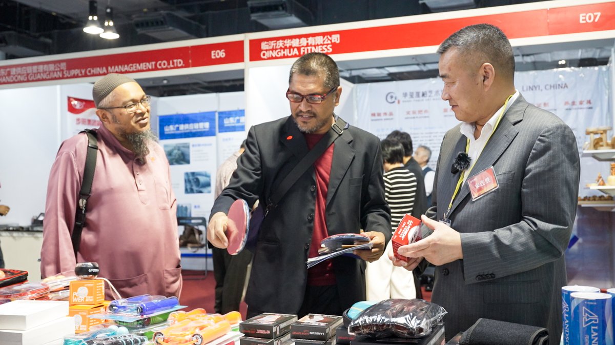 LinyiOfficial's tweet image. 🤩The atmosphere at the 2025 #Malaysia China #Linyi Commodity Exhibition is truly vibrant! 

🛒🌻International buyers are exploring the diverse range of Linyi products on display. #GlobalSourcing