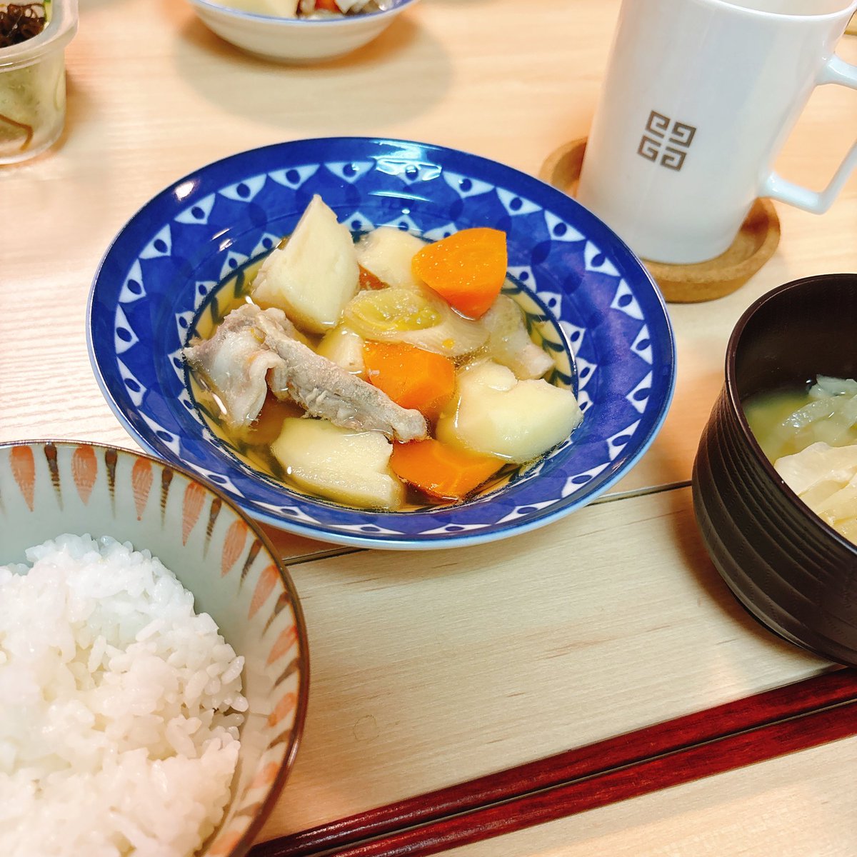 kuma_meshi_'s tweet photo. 頭痛いから今日は肉じゃが😖 https://t.co/4cjBhYnTMX