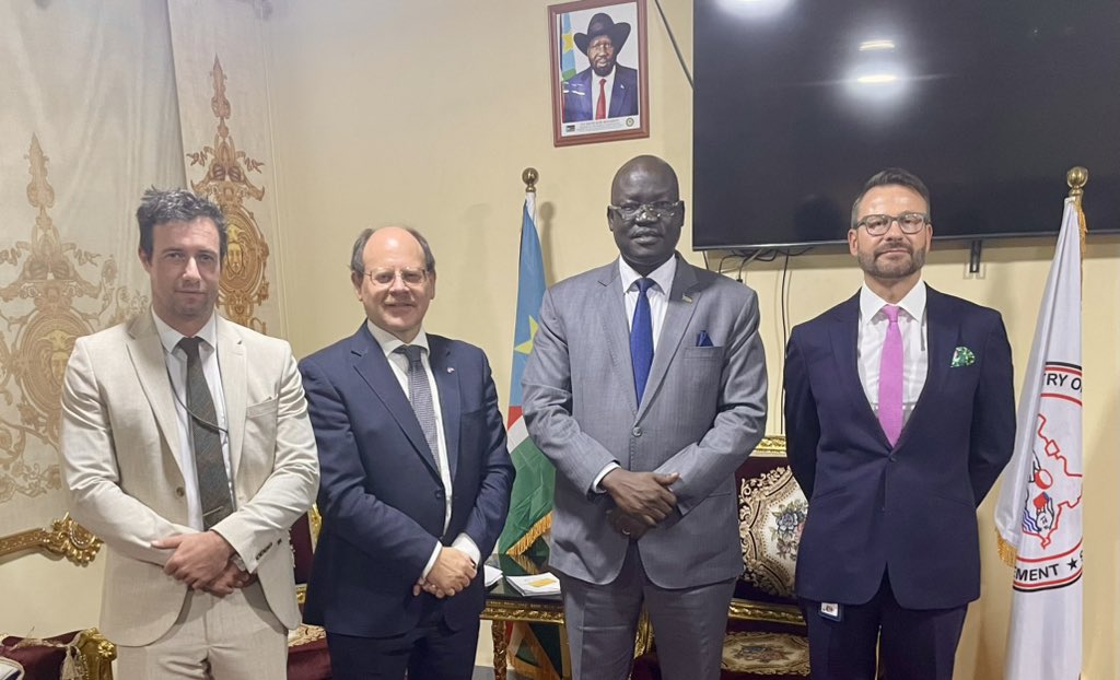David Ashley (@davidwillashley) on Twitter photo Good to meet Humanitarian Affairs Minister, Albino Akol Atak.
In solidarity with the ๐ธ๐ธ people, ๐ฌ๐ง will maintain our strong humanitarian support to ๐ธ๐ธ.
We called on <a href="/SouthSudanGov/">South Sudan Government</a> to prevent further conflict & devote more of its own resources to address the humanitarian crisis. Good to meet Humanitarian Affairs Minister, Albino Akol Atak.
In solidarity with the ๐ธ๐ธ people, ๐ฌ๐ง will maintain our strong humanitarian support to ๐ธ๐ธ.
We called on <a href="/SouthSudanGov/">South Sudan Government</a> to prevent further conflict & devote more of its own resources to address the humanitarian crisis.