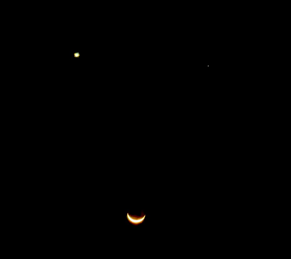 sejkshah7's tweet photo. Don’t miss the triple conjunction if you are awake right now! #SmileyMoon
Venus is the left “eye” & Saturn is the faint right “eye” https://t.co/SsV6jEDcQz