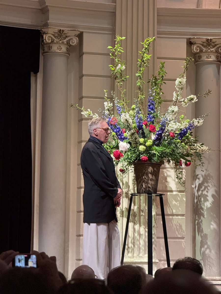 Eddie de Clerq, de peetvader van de Dance krijgt een lintje.