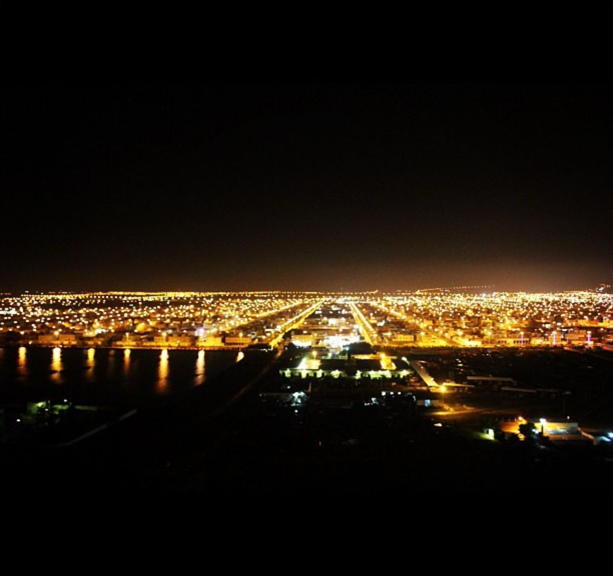 fahad_alkulaib's tweet photo. [#مسميات معالم ومراكز ومناهل وقرى محافظة #الزلفي] #الزلفي موطن استيطان قديم موغل في القدم ،فهو عبارة عن فج أو اخدود واسع تحده الرمال من جهة وحافة جبل طويق من الجهة الاخرى،ومن هذه الحافة تنحدر الشعاب الكثيرة والتي كونت مساقطها اماكن لوجود الانسان في العصور القديمة،وبما تدفعه من مياه الامطار اوجدت اماكن في الاخدود صالحة لاقامة المستوطنات والمزارع الواسعة،إذ تتمتع  #الزلفي بموقع جغرافي فريد من نوعه، إذ إنها تقع بين حافة جبل طويق ونفود الثويرات ممتدة على شكل وادي ضخم تنحدر إليه سيول حافة طويق من الشرق وسيول النفود من الغرب ليمثّل حوض ماء كبير تتناثر فيه المستوطنات على حواف الأودية المنحدرة من الشرق باتجاه الغرب، إضافة إلى حواف الأودية التي تنحرف باتجاه الشمال.
وساعد على وجود الإنسان في  #الزلفي منذ عصور مبكرة  نظراللموقع الإستراتيجي الهام الذي جعل منها نقطة عبور للقوافل التجارية المنطلقة من الوشم والقصيم باتجاه بلدان الخليج العربي عبر حفر الباطن،ومن ثم إلى الكويت،ومنها إلى بلاد الرافدين؛أو باتجاه بلاد العارض ثم منها عبر الدهناء إلى شرقي الجزيرة العربية.وعلى من ي��ريد أن يسلك تلك المسالك أن يمر عبر منخفض #الزلفي لكي يتجاوز حافة طويق من خلال سلوكه لمنافذ محددة تنقله من حوض الزلفي عبر حافة الجبل إلى ظهر الهضبة.وأوجدت هذه المميزات حركة تجارية في #الزلفي تستقطب منتجات القرى المتناثرة حولها،علاوة على منتجات البادية التي ترعي في مراعيها المختلفة فازدهرت بذلك الأسواق.وهذا ما ذكره واكده خبير واستاذ الآثار الدكتور سعود الغزي حيث ذكر ايضا: بان أقدم الدلائل الاستيطانية المكتشفة في #الزلفي بالعصر الحجري الحديث بتاريخ ربما من الألفين الخامس والرابع قبل الميلاد.ومن أبرز تلك الدلائل كميات من الأدوات الحجرية المتنوّعة مثل: رؤوس السهام، والحراب، والمثاقب، والمكاشط، والشفرات ،وكان لموقع  #الزلفي الاستراتيجي دورًا رئيسيًا على تقدمها تجارياً ،حيث كانت ممرًا للقوافل التجارية من خارج وداخل الجزيرة العربية، بل تذكر الروايات التاريخية ان اهل الزلفي وصلوا بتجارتهم وتعاملاتهم إلى بلدان بعيدة :كالبصرة والكويت والشام ومصر والزبير والهند،ولقد اختلف في أسباب  تسمية #الزلفي حيث قيل: إنها #زليفات لتدرج جبل طويق في الارتفاع عندها،وقال ابن خميس: هي #زلفى وياؤها الآن بدع ألف قبلها فحلت مكانه وقيل: إن #زليفات تعني القرى المحيطة #بالزلفي كما ذكر ذلك ابن بليهد. كما  قيل من #الإزدلاف وهو الانتقال من مكان إلى آخر  يقول الشاعر عبدالعزيز الغزي عن هذا التغيير :-
زلفى إلى الخير والزلفي لها بدل
قد علل الاسم من تزليفه الجبل
 ،وبمرور سريع على المؤلفات والمعاجم التاريخية نجد #الزلفي ذكرت في العديد من أشعار العصر الجاهلي ومن أمثلة المصادر ا��تاريخية التي ذكر فيها #الزلفي
كتاب ( معجم ما استعجم من أسماء البلاد والمواضع ) لعبدالله البكري الأندلسي ، حيث نراه يقول #الزلفي ( الزليفات ) بضم أوله وبالفاء على لفظ التصغير
كتاب ( المعجم الجغرافي للبلاد العربية السعودية ) للأستاذ حمد الجاسر.
كتاب ( معجم البلدان) لياقوت بن عبدالله الحموي.
كتاب ( بلاد العرب) للأصفهاني.
كتاب ( صحيح الأخبار عما في بلاد العرب من الآثار) ابن بليهد ،
كتاب( النخل) ابوحامد السجستاني                             ومن بين قراها وعقلها كما تسمى[المر،الميه، الدعيب،الحمضية الخل- وتقع الى غرب #الزلفي]،[الخليل،الرحية،زهلولة ،الرحمية ،الأثلة،زومة،الحاذية، السبخةالشمالية،الزينة ،شلوان،شليان - وتقع الى شمال غرب #الزلفي]،[أم أرطى،قصيبا،عُتيق ،معقرة ،أبونخلة ،الهرار،الجفر،،الجوي،مصدة،مصعكة،أم أرطى الشمالية،المندسة، بيضا نثيل،المليحية،المنيزلة ،البقمية ،المنسف،��رادة،ابوطرفات،عشيرة،الفيصلية،الثوير،سنيدان،أرطاوية العقل ،وتقع شمال #الزلفي] مناهل الزلفي:-[صفية،الدسمة ،دابان،خنيفسة،العقيلة،البعيثات،محترشية،أبوأرطى،أم الخيران- وتقع شمال #الزلفي ][خضراء،رميحية،القلتة،سنقية،جزرة  ،خل الحميدي،- وتقع الى شمال شرق #الزلفي] مغيراء،البطين،تقع جنوب #الزلفي]ومن مسميات اوديتها المشهورة في الزلفي : وادي مرخ , وادي النوم , وادي سمنان،ومسميات رياضها؛ روضة السبلة واقيمت على أرضها المعركة المشهورة بمعركة السبلة سنة1347 ،اما عن مسمى أشهر جبل في الزلفي؟
(جبل #طويق)الاشم  والذي يُعد من أهم المعالم بمحافظة الزلفي وهو أشهر جبل في نجد يبدأ من الزلفي وتحديداً مما يلي جزرة ثم يذهب مجنباً ماراً بالزلفي ثم بالعديد من المدن النجدية ثم يتجه إلي جنوب المملكة ليدفن بـالربع الخالي،ومن المسميات الأثرية المعروفة بالزلفي قديما؛(قصر سعود،القلتة ،قصر ابن روق ،عين جزرة ،قصر ضبعان، ،والقصير،والطرغ��ة،والمنزلة،نقي جردان، الرقمتين رقمة سمنان ورقمةعلقة،،سور الزلفي) #الزلفي