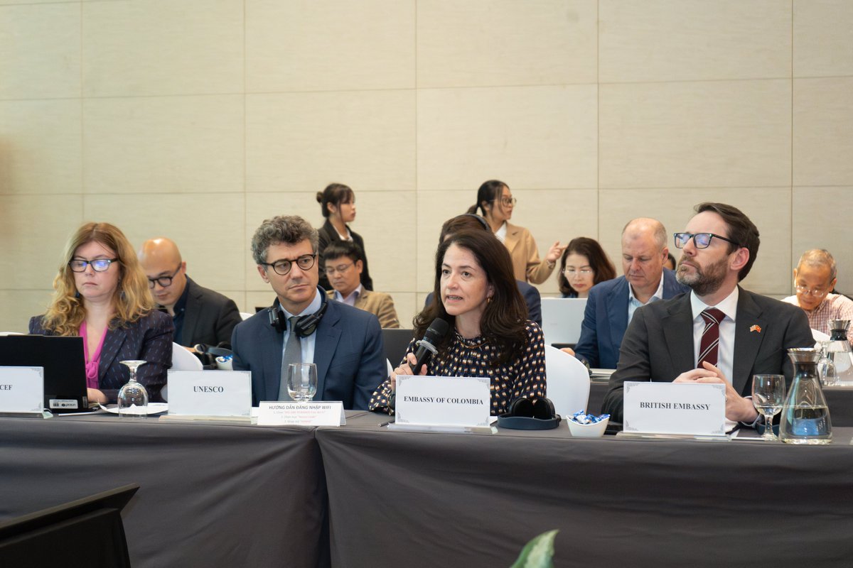 EmbColVietnam's tweet photo. Ambassador @CamiPoloF intervened at the Scientific Conference on combatting #AirPollution and improving #AirQuality for major cities in 🇻🇳, reaffirming 🇨🇴's commitment to improve air quality through a #comprehensive, #intersectoral approach. Thank you @WHOVietnam @UNDPVietNam https://t.co/3zuANA5Izl