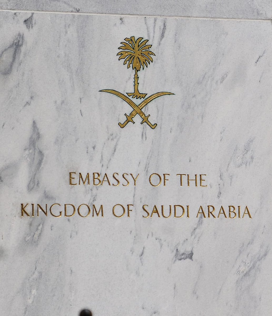 #تمرة💢|| ترند السفارة السعودية🇸🇦أظهر لنا الجانب المخفي اللي لم نراه من بلادنا 

دولة تعمل بصمت من اجل مواطنينها بالأفعال وان حامل جوازها تحت حمايتها و ستحرك أساطيلها الجوية البحرية من أجله وستدافع عنه حتى آخر جندي على اراضيها.

في رقبتنا بيعة ولاء إلى آل سعود حتى قيام الساعه☝🏻