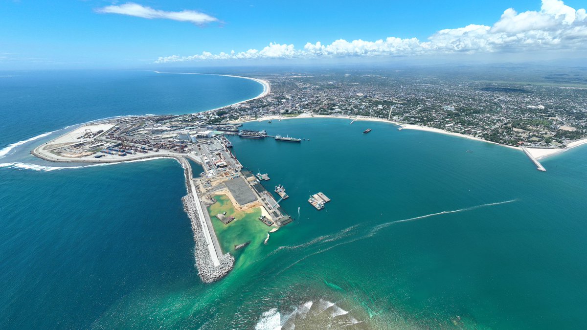 MaritimesCrimes's tweet photo. Akamasoa, Soarano… and the Sea 6/10

While symbolic visits to Akamasoa and Soarano are planned, Macron’s delegation includes business leaders eyeing logistics, maritime trade, and port modernization opportunities. #Infrastructure #BluePartnerships https://t.co/79alDHjEpb
