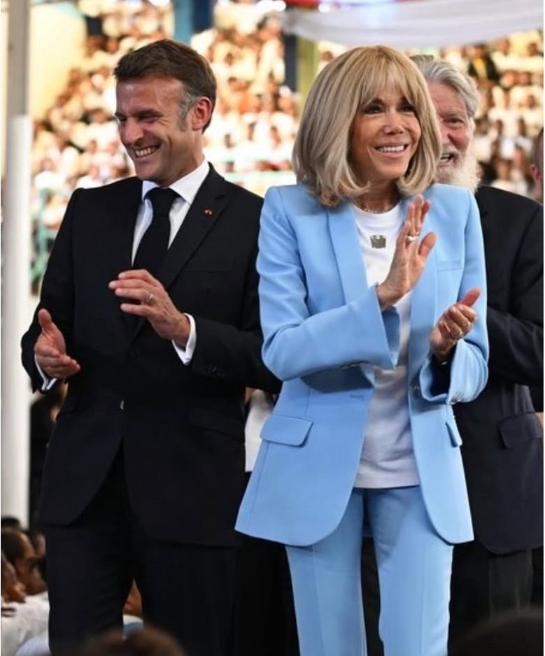 COSTESLionelEr's tweet photo. @EmmanuelMacron a achevé sa tournée dans l'#OcéanIndien à #Madagascar par une belle séquence avec les enfants recueillis par l'Association #Akamasoa et l'hommage au père #PedroOpeka👏
Bains de foules pour le couple présidentiel 🇫🇷🫶
Un voyage ignoré par les #médias !Une honte 🤢 https://t.co/twax1Lkn1f