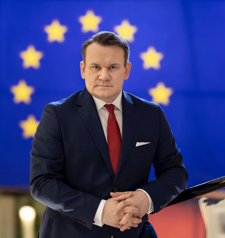 visegrad24's tweet photo. BREAKING:

Polish Member of the European Parliament @D_Tarczynski will submit a resolution in the European Parliament for the EU to sanction Brazilian Supreme Court Justice Alexandre de Moraes.

Tarczyński says sending a court officer to 
@jairbolsonaro in the ICU is “communism” https://t.co/wRtHa3nWB1