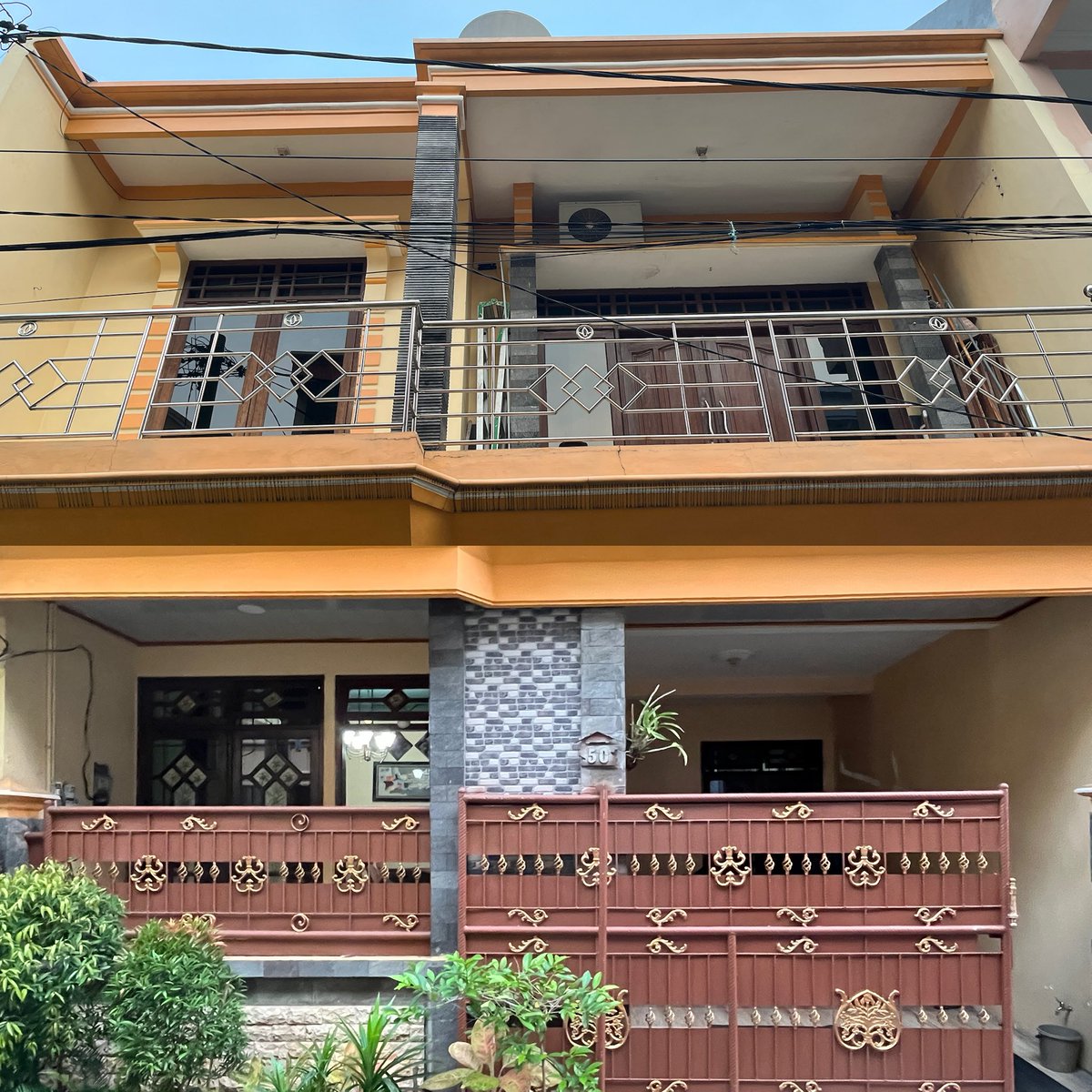 zhyvrrr's tweet photo. Dijual rumah saya sendiri di surabaya utara 
SHM Luas tanah 7x10 
Lantai bawah : garasi, ruang tamu, 1 kamar tidur , dapur + ruang keluarga , 1 kamar mandi
Lantai atas : 2 kamar tidur , 1 kamar mandi,ruang keluarga loss
PDAM + listrik 1300 watt 085852761919 (mama fira) #jualrumah https://t.co/rNG3IuGXIO