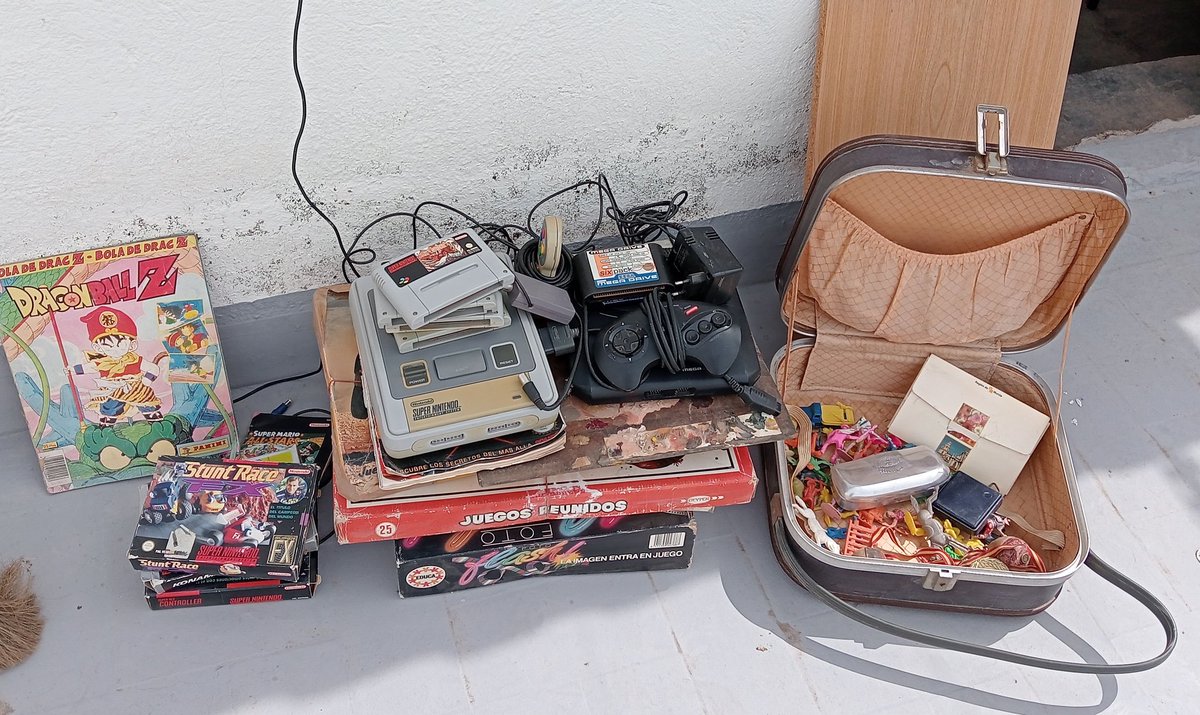 EndiManolo's tweet photo. 25 años sin abrir mis cajas de trastero y había cosas que ni recordaba haber guardado. https://t.co/W3kd8coIam