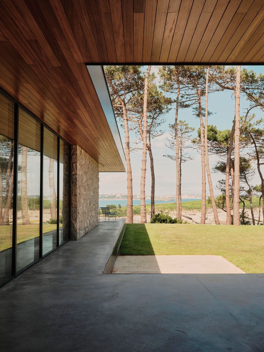 La vivienda propuesta por Zooco Estudio se dispone en una única planta en forma de «L». El ala mayor alberga  los espacios de estar y el dormitorio principal, mientras que el ala  menor está dedicada a las visitas y a los espacios auxiliares.