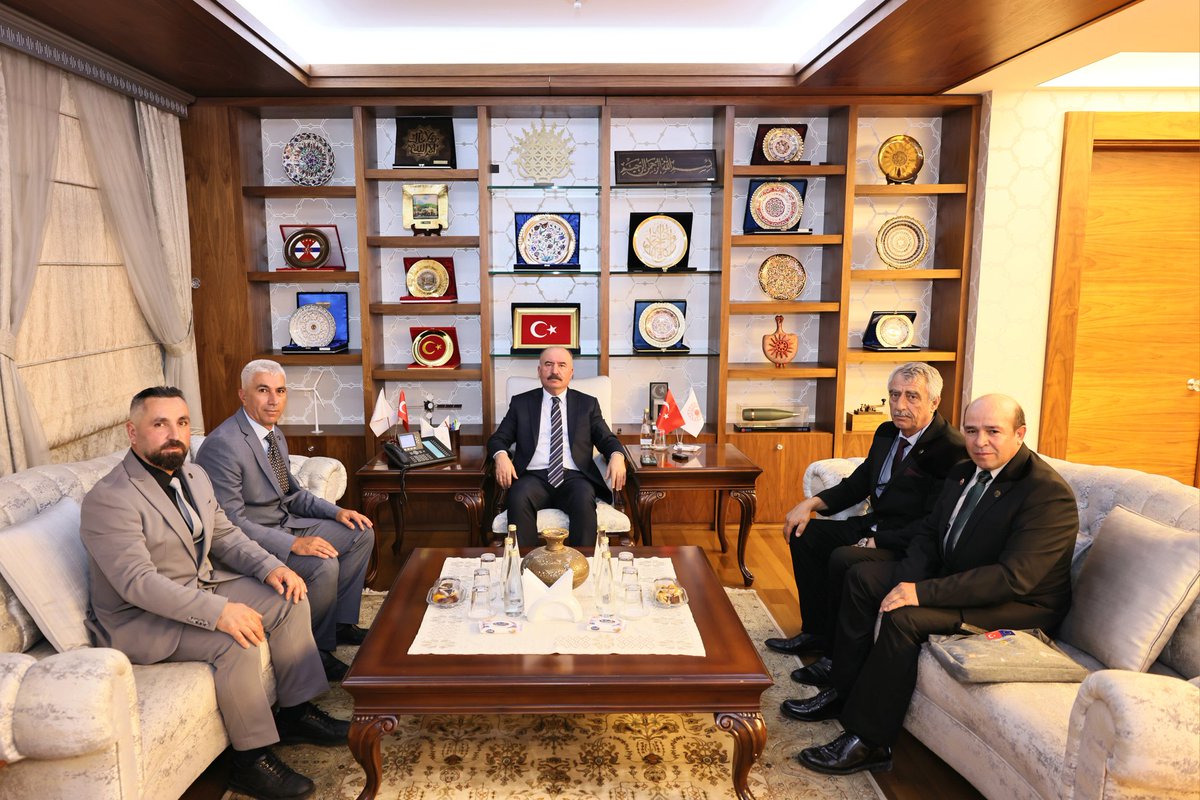 Türkiye Emekli Uzman Erbaşlar Derneği Çorum Şube Başkanı Abdullah YILMAZ ve yönetimi, Valimiz Sayın Ali ÇALGAN'a nezaket ziyaretinde bulundular.