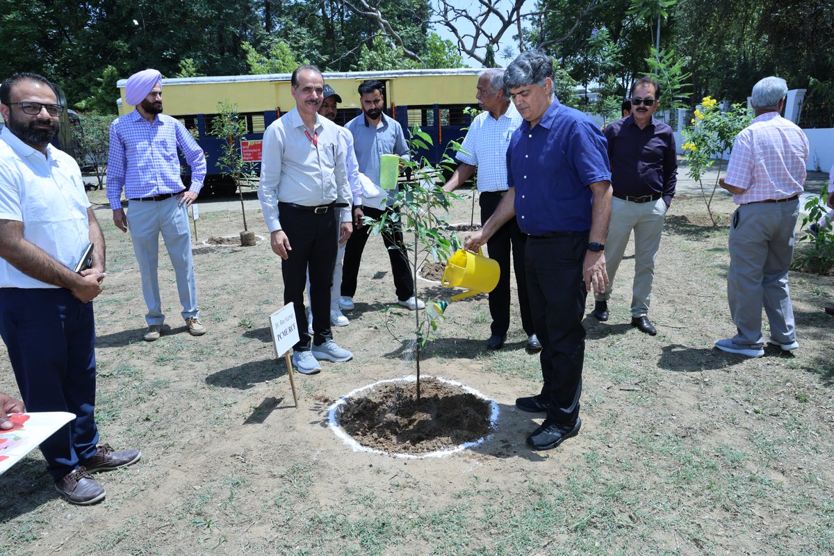 आरसीएफ में मनाया गया विश्व धरोहर दिवस जीएम/आरसीएफ श्री एस.एस. मिश्र और वरिष्ठ अधिकारियों ने रेलवे हेरिटेज पार्क का दौरा किया। इसके अलावा, श्री एस.एस. मिश्र और वरिष्ठ अधिकारियों ने पर्यावरण को हरा-भरा रखने के लिए पौधे भी लगाए।