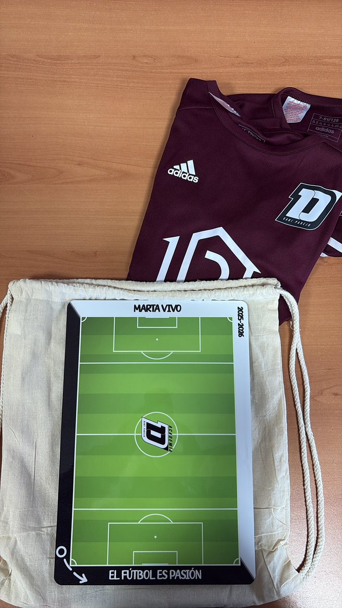 Esta pizarra táctica de El Once Inicial aún no está a la venta, pero cuando lo esté, solo los que estén suscritos tendrán acceso.

📋 Si quieres la tuya, suscríbete aquí:
 👉 elonceinicial.com

Además, recibirás contenido exclusivo e ideas para tus entrenamientos y tu forma