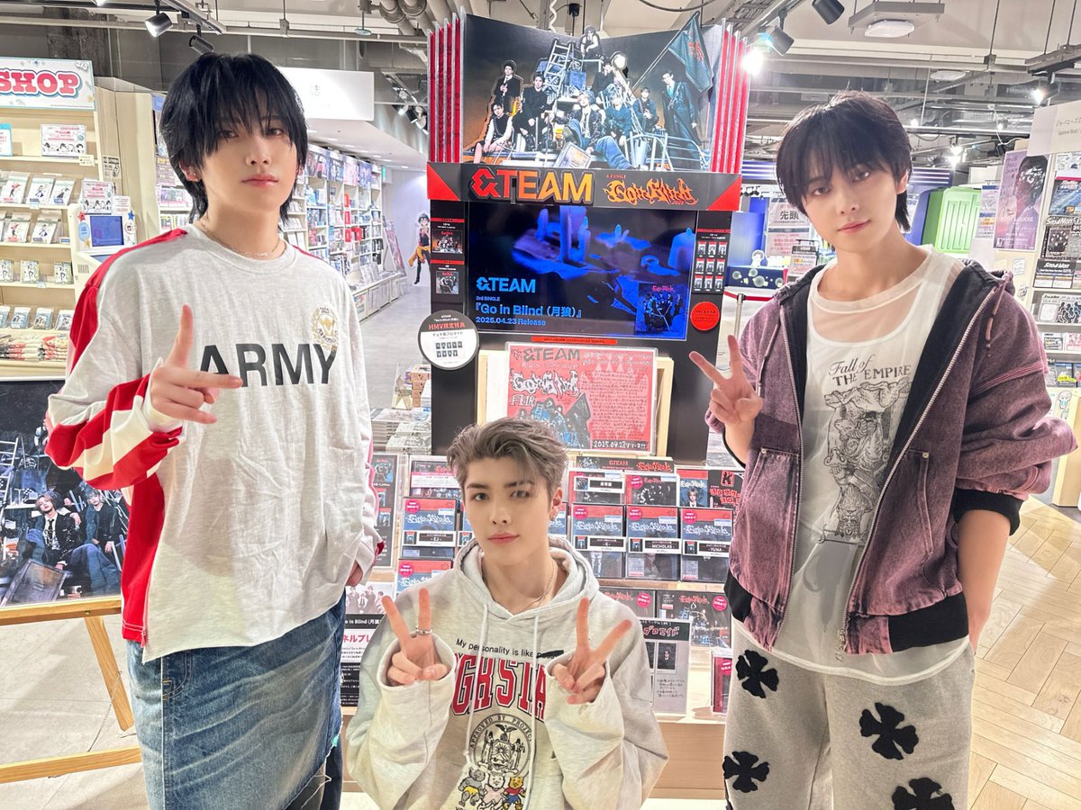【＆TEAM】

4月23日に『#GoinBlind (月狼)』をリリースした
＆TEAMから #YUMA さん、#TAKI さん、#MAKI さんがご来店！！😊

パネルに３名、ポスターにMAKIさんのサインをいただきました❣️

店頭にて大展開中なので、ぜひご覧になってください📸

#andTEAM #GoinBlind