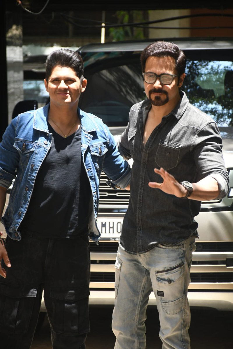 radiocityindia's tweet photo. #EmraanHashmi & #VishalMalhotra snapped In Bandra🤩
.
.
.
.
.
#emraanhashmifilms #emraanhashmifans #bollywood #radiocityentertainment #RadioCitySpotted #RadioCity https://t.co/9VWoEnWfmZ