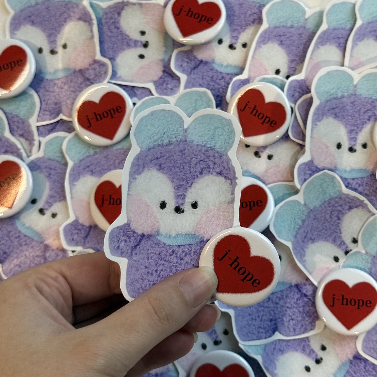hello sg army!!

me and <a href="/btsberrysweet/">soph⁷</a> have made freebies and can’t wait to share them with you 💟

we will be at the stadium on the 26th 

spreading love from our aussie army’s back home 🐨 

#HOPE_ON_THE_STAGE_TOUR_Singapore
#HOS_TOUR_Singapore