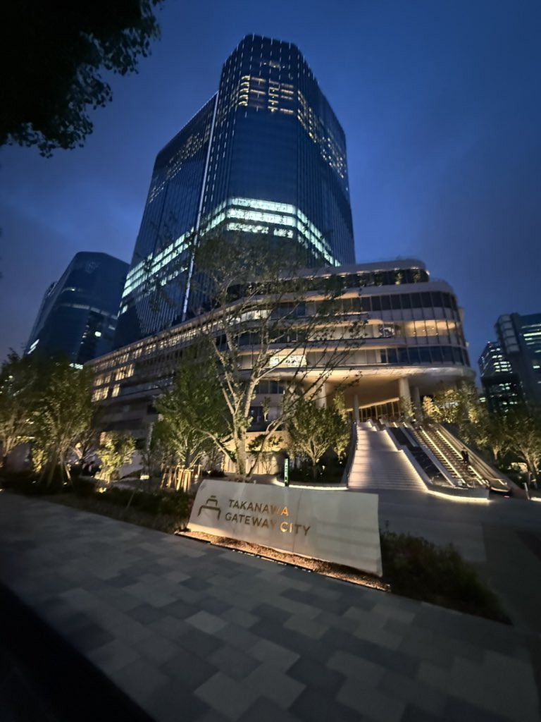 mare1983's tweet image. 高輪ゲートウェイシティにて。

まだお店はほとんどできていないけど、未来感があって良かったです。