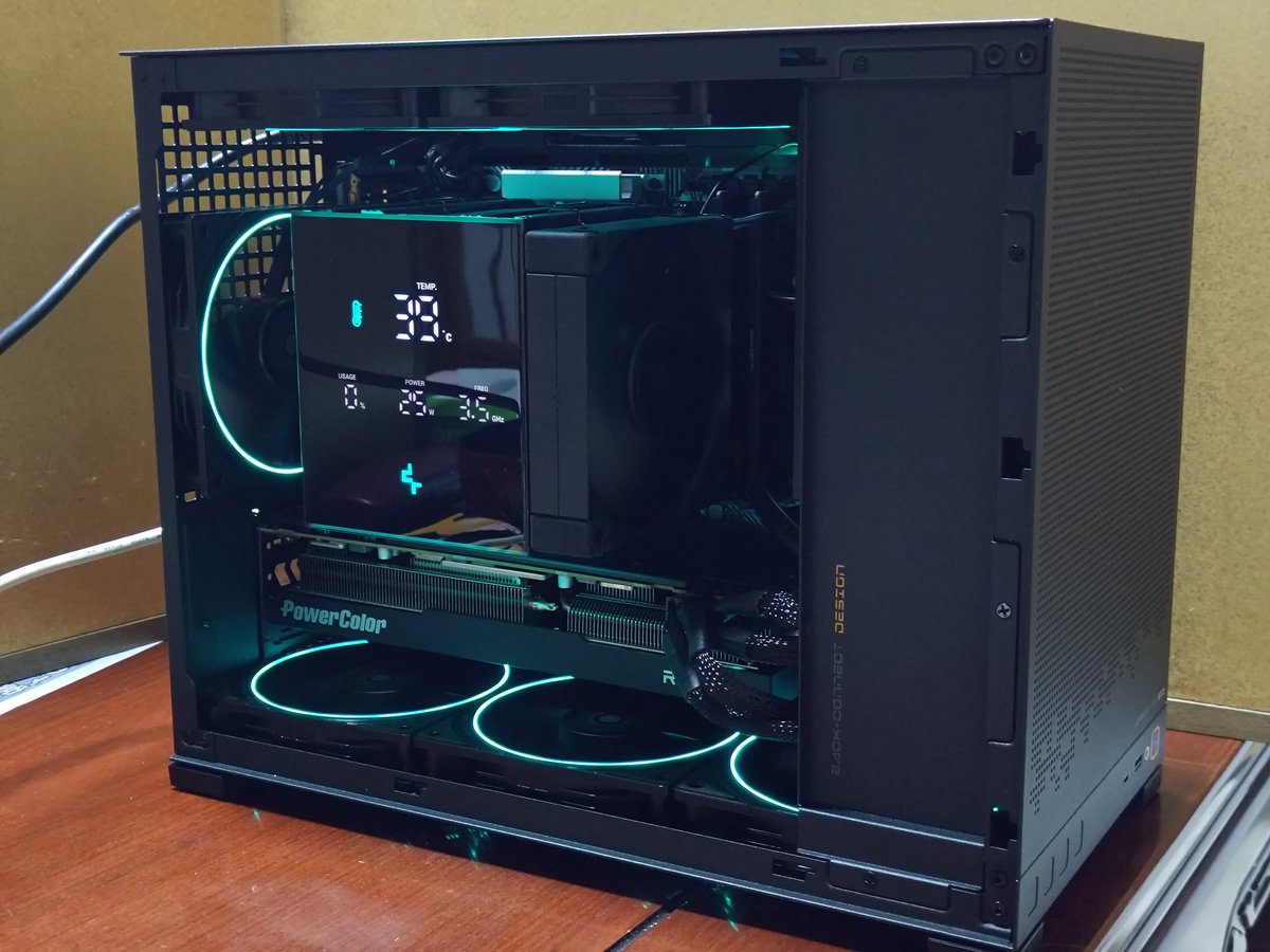 batchgoo_ur's tweet photo. 知人のPCを新調
ピッタリ15万（OS除く）

AMD Ryzen 5 9600X
ASRock B650M Pro RS
Crucial DDR5-5600
Silicon Power UD9N
玄人志向 7700 XT
DeepCool AK620 DIGITAL PRO
ADATA XPG CORE REACTOR II
JONSBO D32 STD

またクーラーとガラスパネルが接触寸前🫠D32のクーラー高さ公称値に遊びが全くない！ https://t.co/w6gXdifjFB