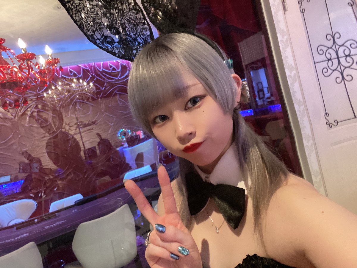 nemru_82_LR's tweet photo. 色落ち報告のおはバニになってる気がする…₍ ᐢ. ̫ .ᐢ ₎？？？
毛先ミルクティーみたいになって好評なのです✨️🧁🤍
もうちょとシルバーみ欲しい…

ちなみにお爪の色も変えました🩵

#おはバニ
#超絶あたおかねむたろのターン
#ポーカー
#LuckRaise https://t.co/AOd2ZvNQI8