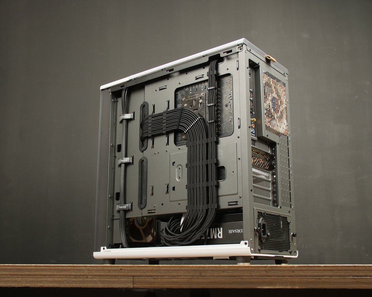 TerHorstCustoms's tweet photo. Time to embrace the power of air-cooling 😎
Meet my new personal system inside of the @fractalofficial North.

A special thank you goes out to @Noctua_at for providing NH-D15 G2 and A12x25 fans for this build! https://t.co/3zHTwJEYWs