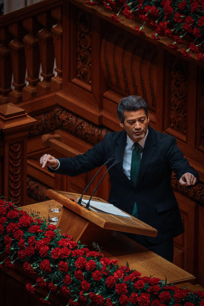 ritamariamatias's tweet photo. “O presente é deles, o futuro é nosso”. Este homem vai ser Primeiro Ministro! https://t.co/10z77dfx6D