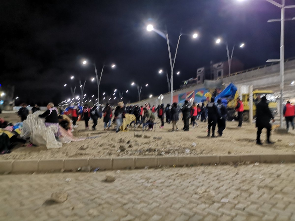 Sol_D_Z's tweet photo. #LaPaz #ElAlto
#Operativo
#Senkata 
Dirección de Ferias y Mercados y la Guardia Municipal de la #Alcaldía de El Alto retiran puestos de venta cerca del Paso a Desnivel Revolución Senkata. https://t.co/fSoOFZeUzF