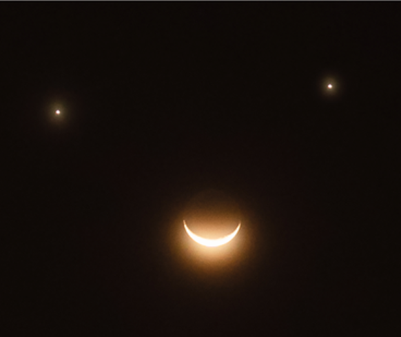 Rainmaker1973's tweet image. Don't forget it!

The waning crescent Moon will align with Venus and Saturn today, giving you a chance of seeing a smiley face in the sky.