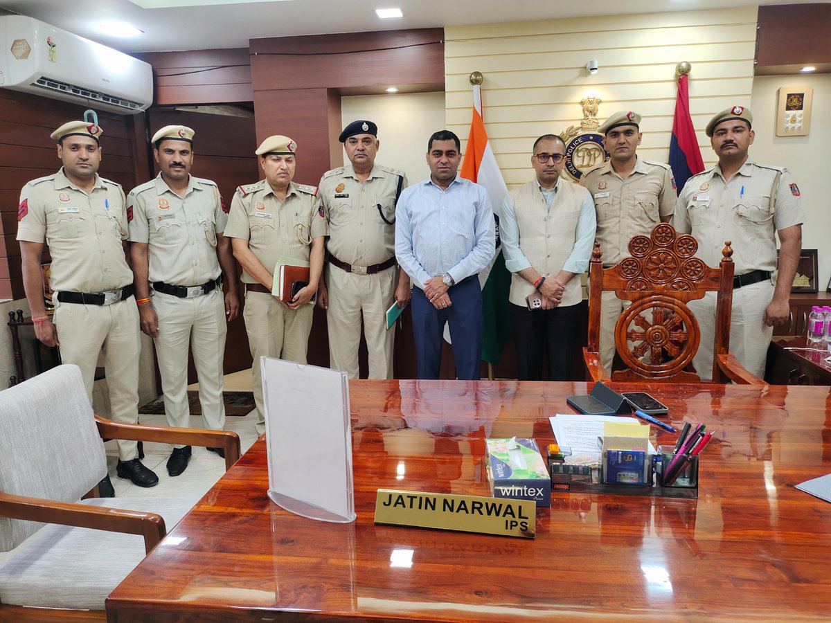 Team of PS Naraina solved a snatching case within hours through technical surveillance. They were all congratulated by Jt.CP/Western Range Sh. Jatin Narwal (IPS).

--Team--
Sh. Indraj, ACP Maya Puri
Inspr. Dharmender, SHO Naraina
HC Sunil
HC Bhoopesh
Ct. Ravinder
Ct. Sanjay