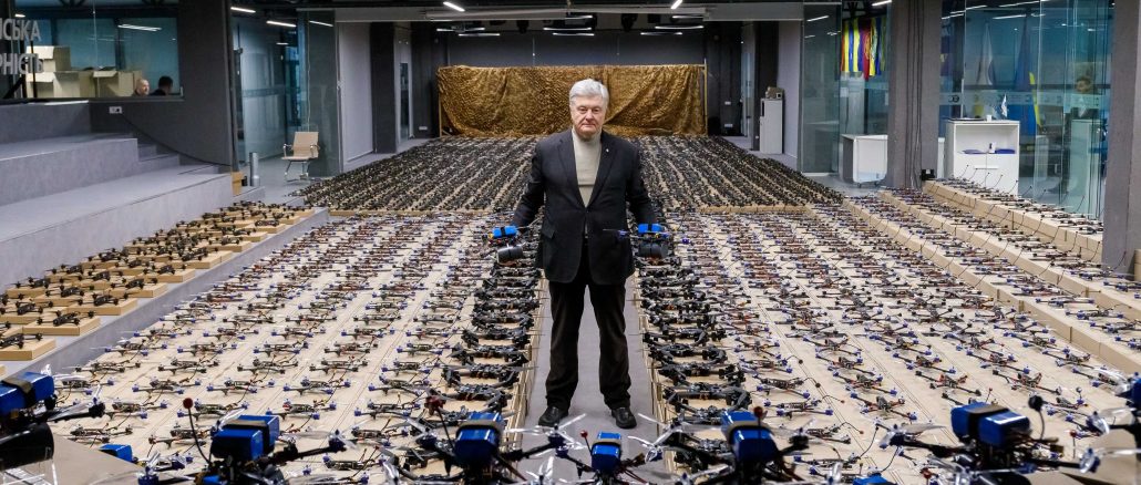 BrunoAdolfovych's tweet photo. Увага, гра для уважних: підрахуйте, скільки життів коштує кожен дрон, поки він стоїть на пафосному фоні для фото замість того, щоб працювати по ворогу. Можна відповідати в кілометрах просування русні. https://t.co/gxiRfaA5pB