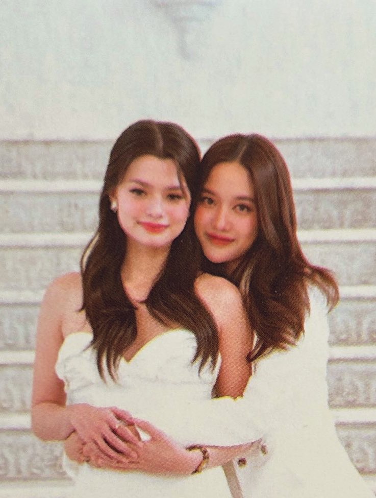 IamJGruuu's tweet photo. This photo is so rare so rare to see Freen was behind Rebecca 😭

#เสน่หาวาโยxฟรีนเบค #4elements
#ฟรีนเบค #FreenBecky https://t.co/e2pi8M2lO8