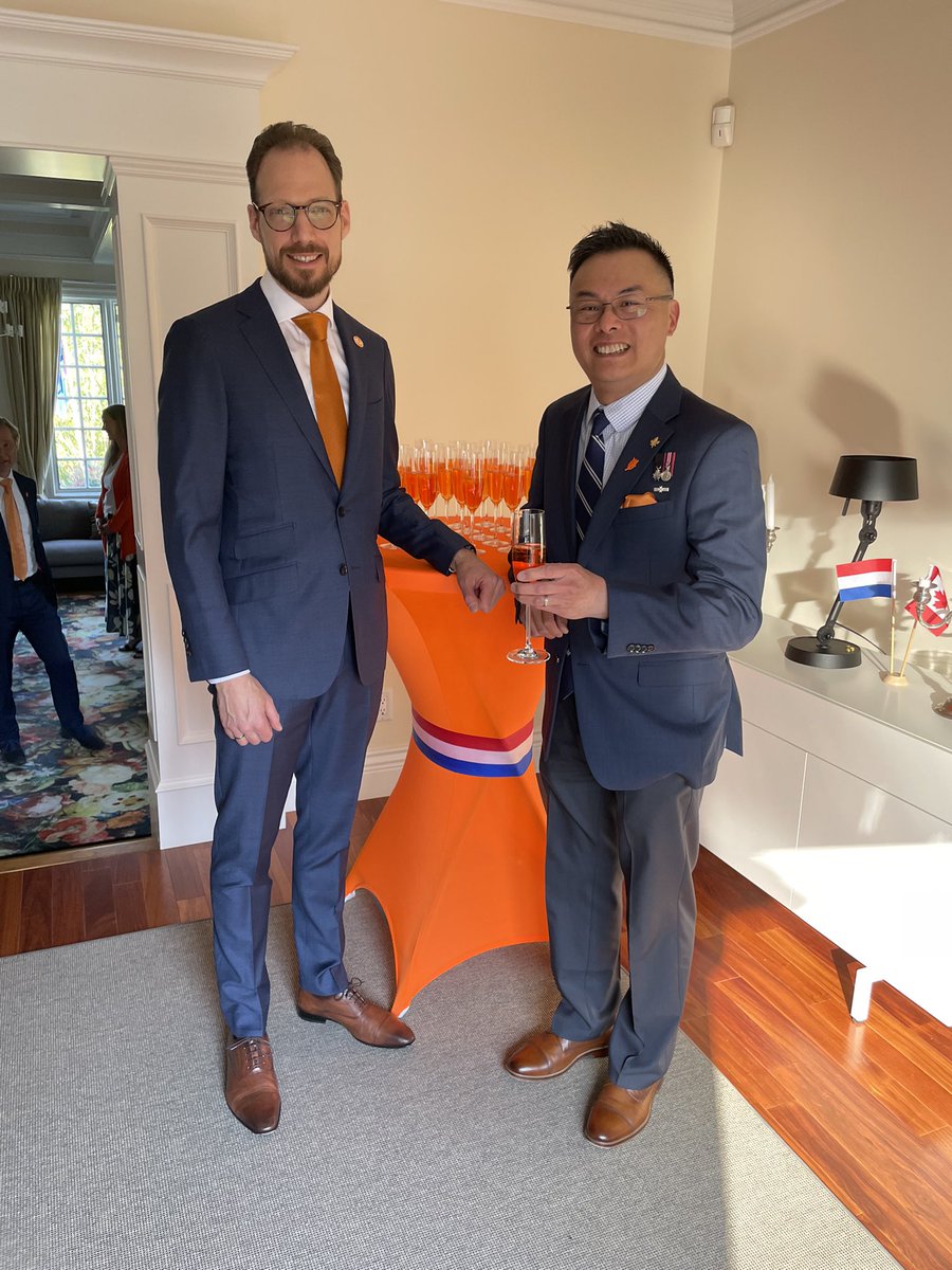 🧵2/2…My sincerest thanks to CG <a href="/smesserschmidt/">Sebastiaan Messerschmidt NL 🇳🇱 CG Vancouver 🇨🇦</a> &amp; his <a href="/NLinVancouver/">Netherlands in Vancouver</a> team for the invitation to celebrate our friendship as allies &amp; trading partners. Fijne Koningsdag! 🇨🇦🇳🇱
#KingsDay #FijneKoningsdag #Koningsdag #Diplomacy #DutchHeritage #InternationalTrade #Liberation80NL