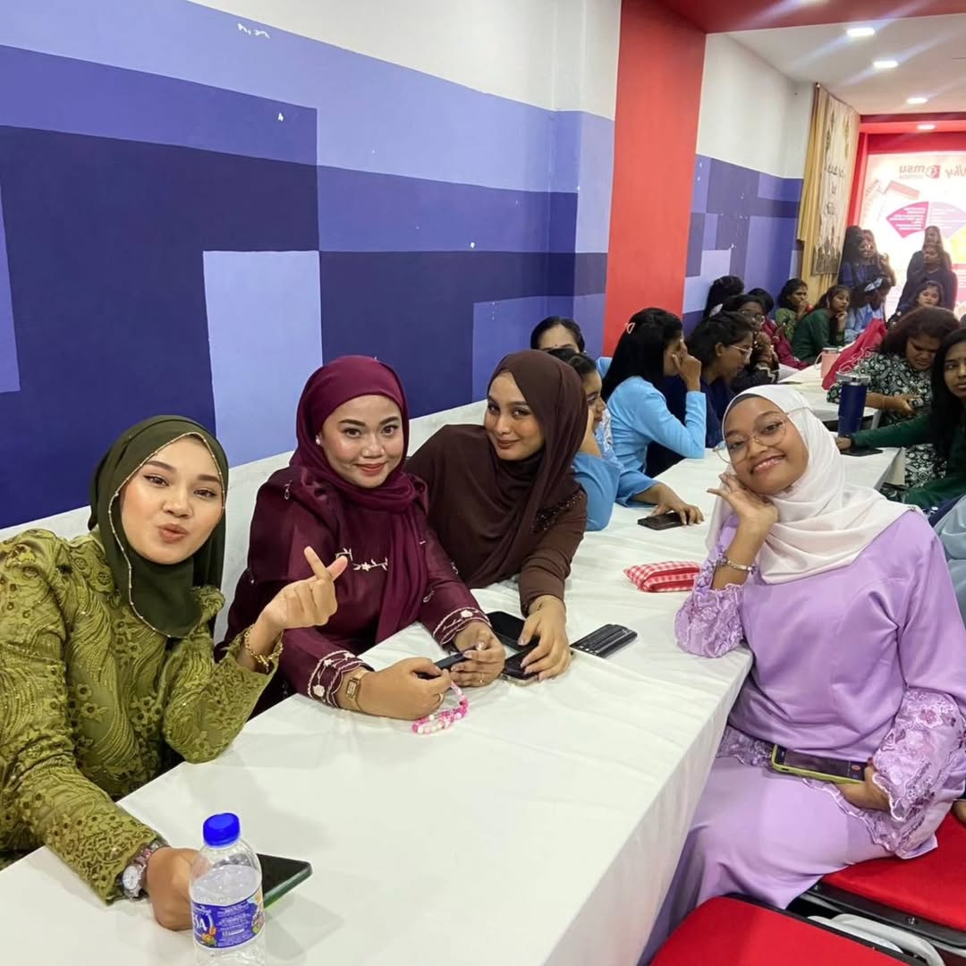 msucseremban's tweet photo. Geng Raya dah invade kampus! ๐ Baju kurung vs baju melayu, tapi vibe samaโHAPPY! #RayaModeOn
#MSUraya2025 #MSUCollegeSeremban https://t.co/OsazGZuZf1