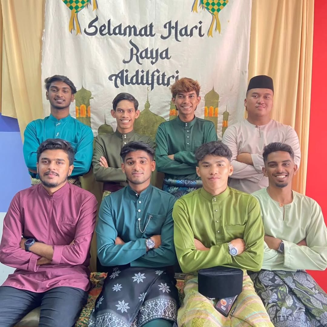 msucseremban's tweet photo. Geng Raya dah invade kampus! ๐ Baju kurung vs baju melayu, tapi vibe samaโHAPPY! #RayaModeOn
#MSUraya2025 #MSUCollegeSeremban https://t.co/OsazGZuZf1