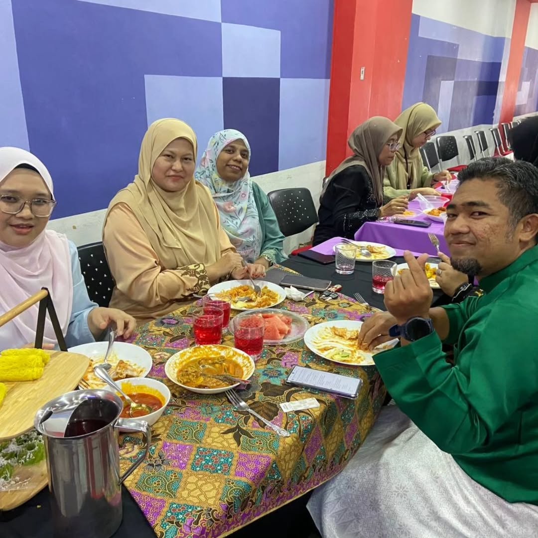 msucseremban's tweet photo. Geng Raya dah invade kampus! ๐ Baju kurung vs baju melayu, tapi vibe samaโHAPPY! #RayaModeOn
#MSUraya2025 #MSUCollegeSeremban https://t.co/OsazGZuZf1