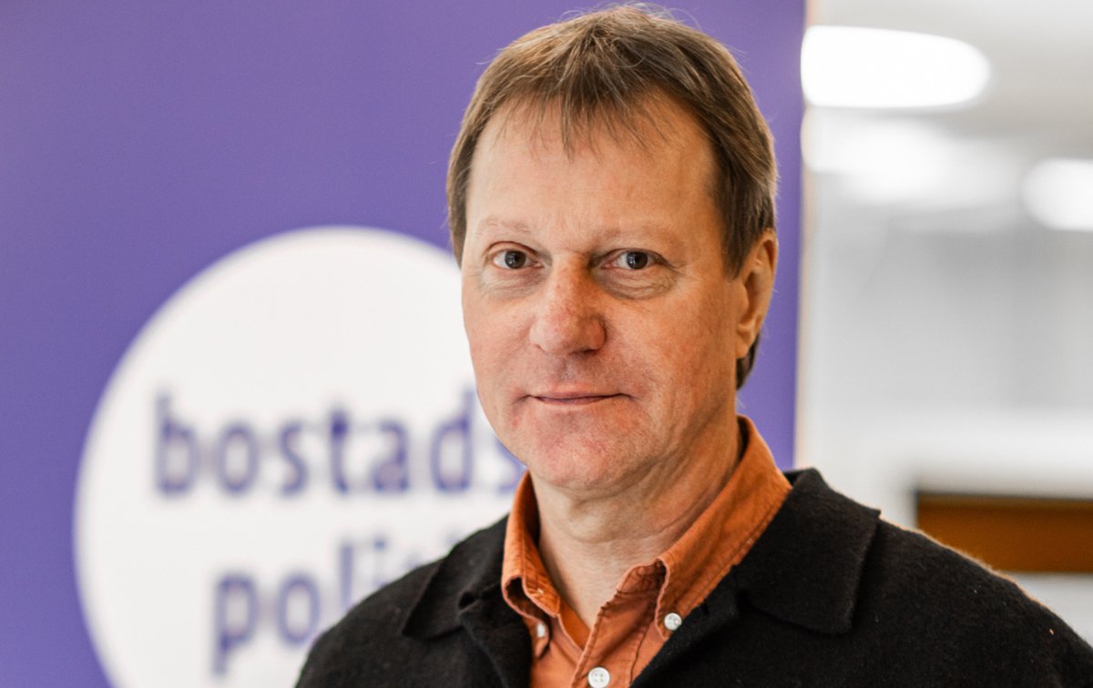 Bostadspolitik.se (@bopol_se) on Twitter photo "Den stackars krake som råkat blir utsedd till bostadsminister, och därmed officiell spottkopp för allt som inte blir gjort, basar nämligen över ett tämligen begränsat fögderi."
Läs <a href="/LennartWeiss/">Lennart Weiss</a> ledare: "Till statsrådet Carlsons försvar"
#bopol
bostadspolitik.se/2025/04/25/til… "Den stackars krake som råkat blir utsedd till bostadsminister, och därmed officiell spottkopp för allt som inte blir gjort, basar nämligen över ett tämligen begränsat fögderi."
Läs <a href="/LennartWeiss/">Lennart Weiss</a> ledare: "Till statsrådet Carlsons försvar"
#bopol
bostadspolitik.se/2025/04/25/til…