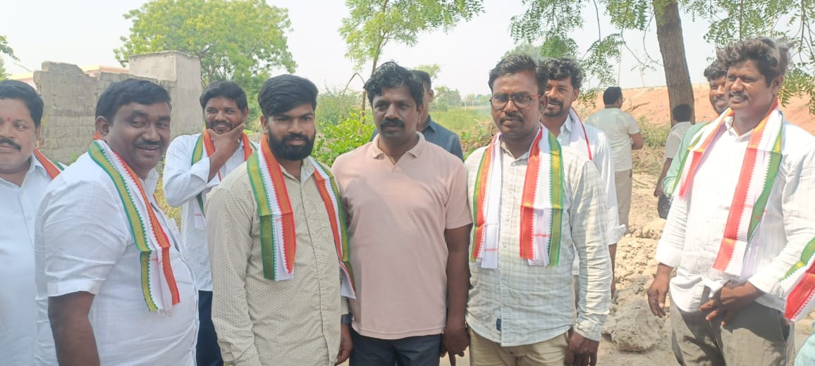 Veeresham_MLA's tweet photo. నకిరేకల్ నియోజకవర్గంలో కాంగ్రెస్ పార్టీ సంక్షేమ పథకాలకు ఆకర్షితులై బిఆర్ఎస్, సిపిఎం నాయకులు పార్టీలో చేరారు. గౌ. ఎమ్మెల్యే శ్రీ వేముల వీరేశం గారు కండువా కప్పి వారిని ఆహ్వానించారు. కాంగ్రెస్ పార్టీ బలోపేతానికి అందరం కలిసి కృషి చేద్దాం!
#Nakrekal #JoinCongress
#VemulaVeeresham https://t.co/Q7tbIsAoQs