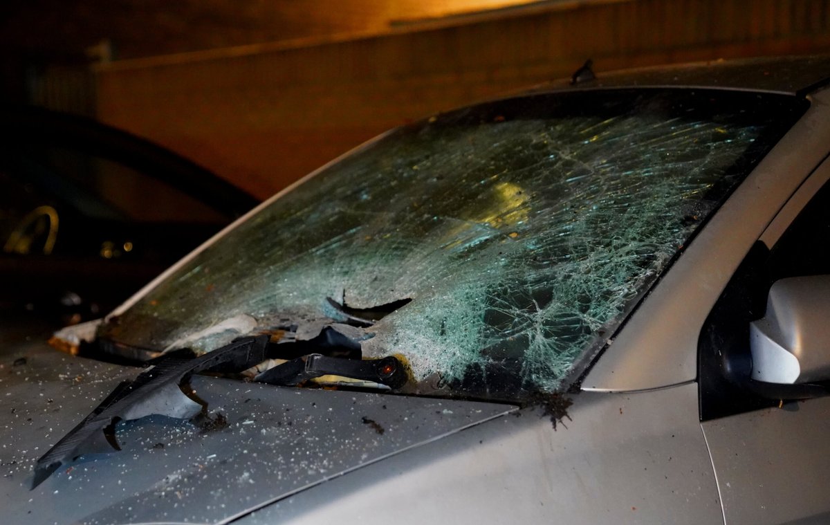 Explosie verwoest auto, achttien lachgascilinders gevonden