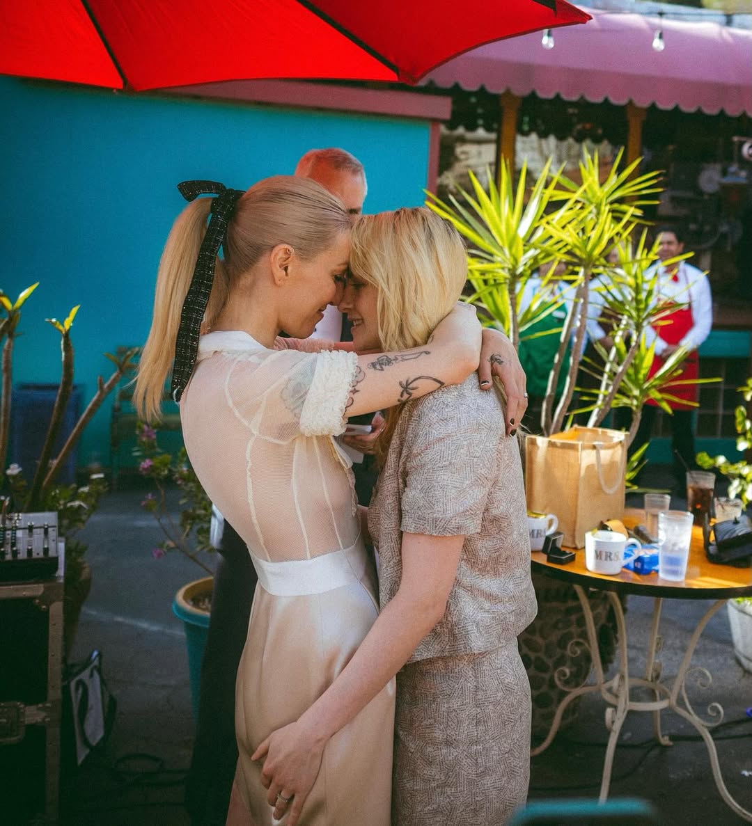 bombaytimes's tweet photo. Just days after their intimate wedding ceremony, #DylanMeyer drops beautiful pictures from their special day, writes, 'I do. I really really really really really do'  

#KristenStewart and #DylanMeyer tied the knot on April 20 in Los Angeles https://t.co/UsgoxwPAVb