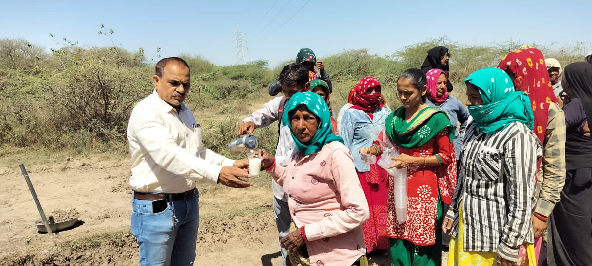 DwarkaMgnrega's tweet photo. દેવભૂમિ દ્વારકા જિલ્લામાં ખંભાલીયા તાલુકામાં વિરમદળ ગ્રામ પંચાયતમાં મનરેગા યોજના અંતર્ગત તળાવ ઊંડું ઉતારવાના કામોમાં તાલુકા વિકાસ અધિકારીશ્રી મુલાકાત લઇ શ્રમિકોને છાશ નું વિતરણ કરવામાં આવ્યું. https://t.co/XymKGGgwT6