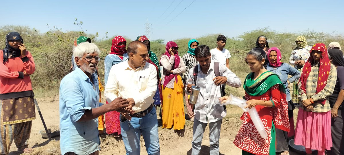 DwarkaMgnrega's tweet photo. દેવભૂમિ દ્વારકા જિલ્લામાં ખંભાલીયા તાલુકામાં વિરમદળ ગ્રામ પંચાયતમાં મનરેગા યોજના અંતર્ગત તળાવ ઊંડું ઉતારવાના કામોમાં તાલુકા વિકાસ અધિકારીશ્રી મુલાકાત લઇ શ્રમિકોને છાશ નું વિતરણ કરવામાં આવ્યું. https://t.co/XymKGGgwT6