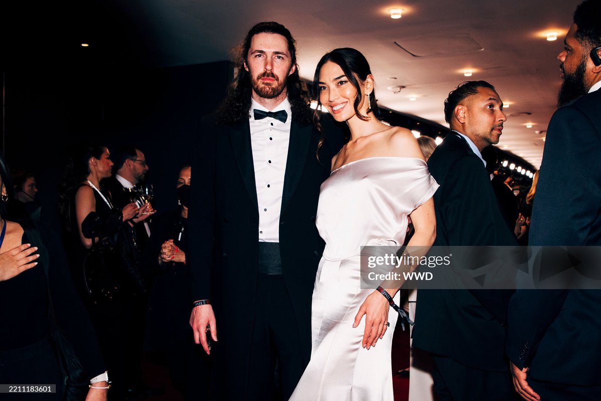 PortalHozierBr's tweet image. CHIQUÉRRIMOS! Hozier &amp;amp; Hana Mayeda no evento de ontem da @TIME #Time100
