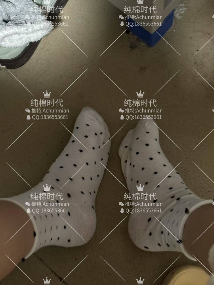 重庆5号妹子，夏日里的湿热尤物，袜子浸透她的汗，黏腻腻地裹着脚底，酸臭味像私藏的毒药，勾着你深吸一口。那味道钻进肺里，像她赤脚踩在你心尖，潮湿的触感顺着指尖爬上来，欲望被点燃，压抑全散。她每晚脱下它，像解开禁忌的锁，臭得让人心跳失序，仿佛她低喘着贴近你耳边，引你坠入深渊，魂不守舍