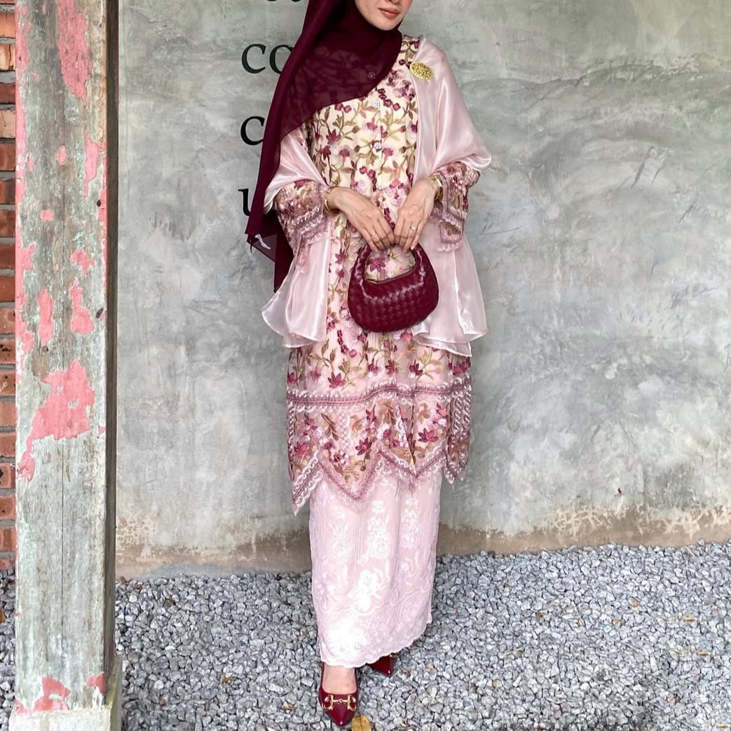 lilymaisarahhh's tweet photo. This is one of the most stunning kebaya labuh with lace i’ve ever seen. Look at the floral prints, what a gorgeous yet comfy piece for Raya Haji kann ♥️✨ https://t.co/5D6PAf0Uu8