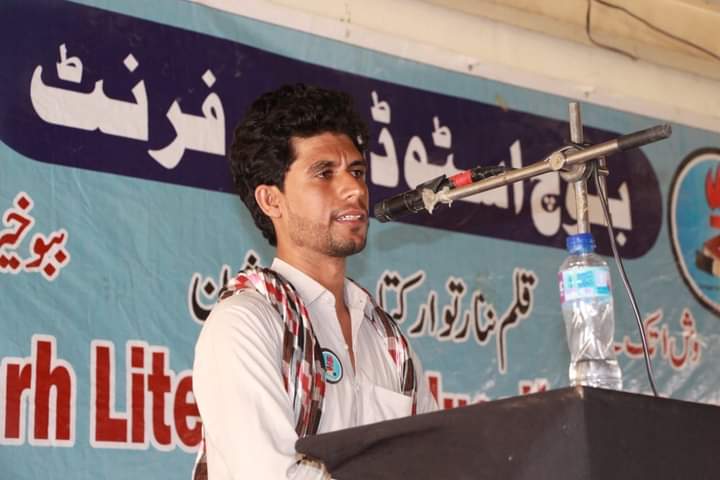 بی ایس ایف کے چیئرمین جاوید بلوچ کی جبری گمشدگی کو تین دن ہورہا ہے لیکن اب تک ان کے بارے میں کوئی معلومات نہیں کہ وہ کہاں ہے اور کس حالت میں ہے۔ ایک پرامن سْیاسی رہنما کو بغیر کسی جرم کے پابند سلاسل کرنا کونسی آئین و قانونی عمل ہے؟۔
#ReleaseChairmanJavidBaloch