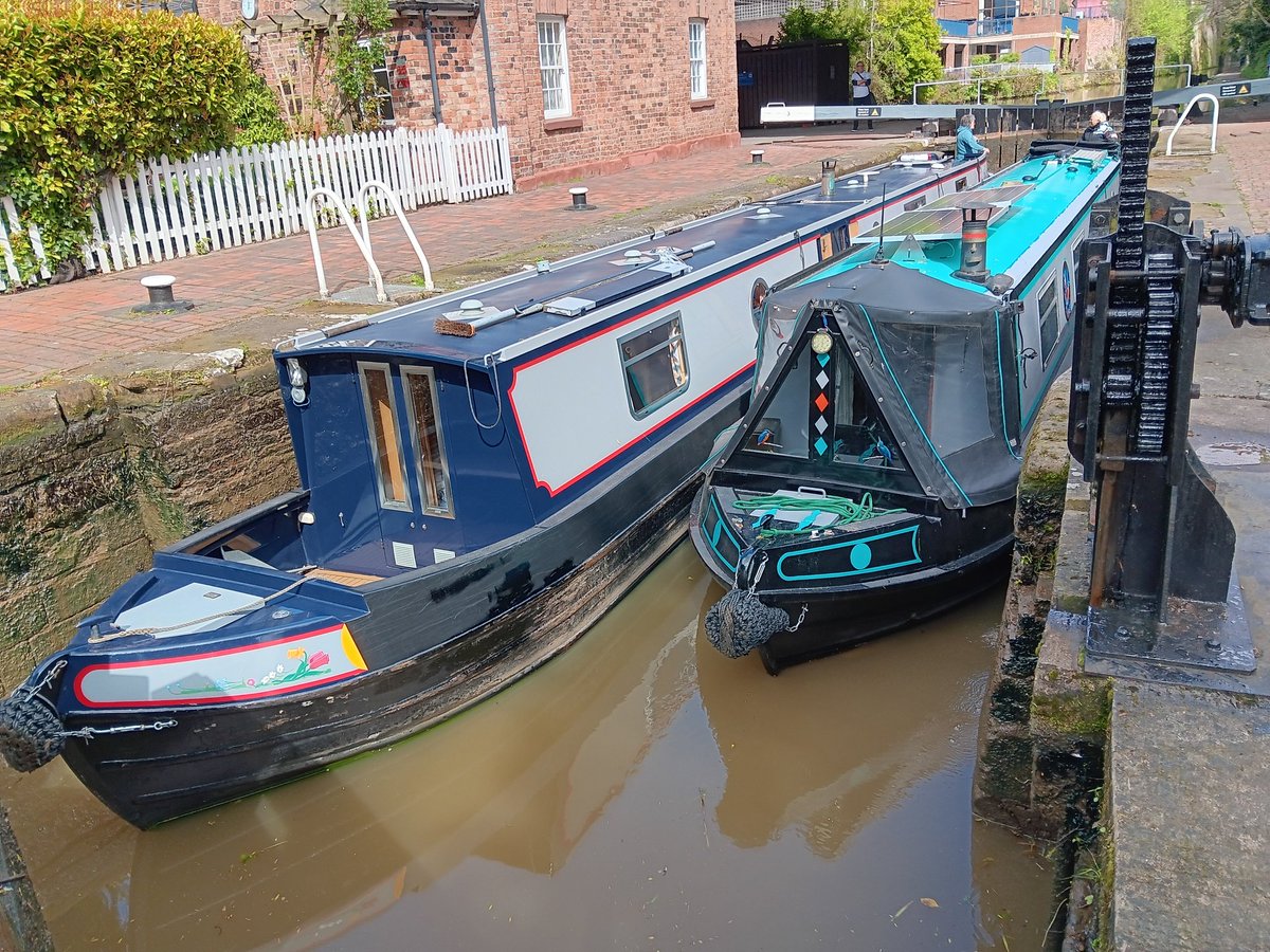 NorthgateLocks's tweet photo. There are lock keepers on duty today from 9.30 am until  happy tohelp @NorthgateLocks #Chester #TowpathTaskforce #ShropshireUnionCanal @CRTBoating @CRTNorthWest @CRTvolunteer #volunteerbywater #KeepCanalsalive https://t.co/sHGvaHTqWN